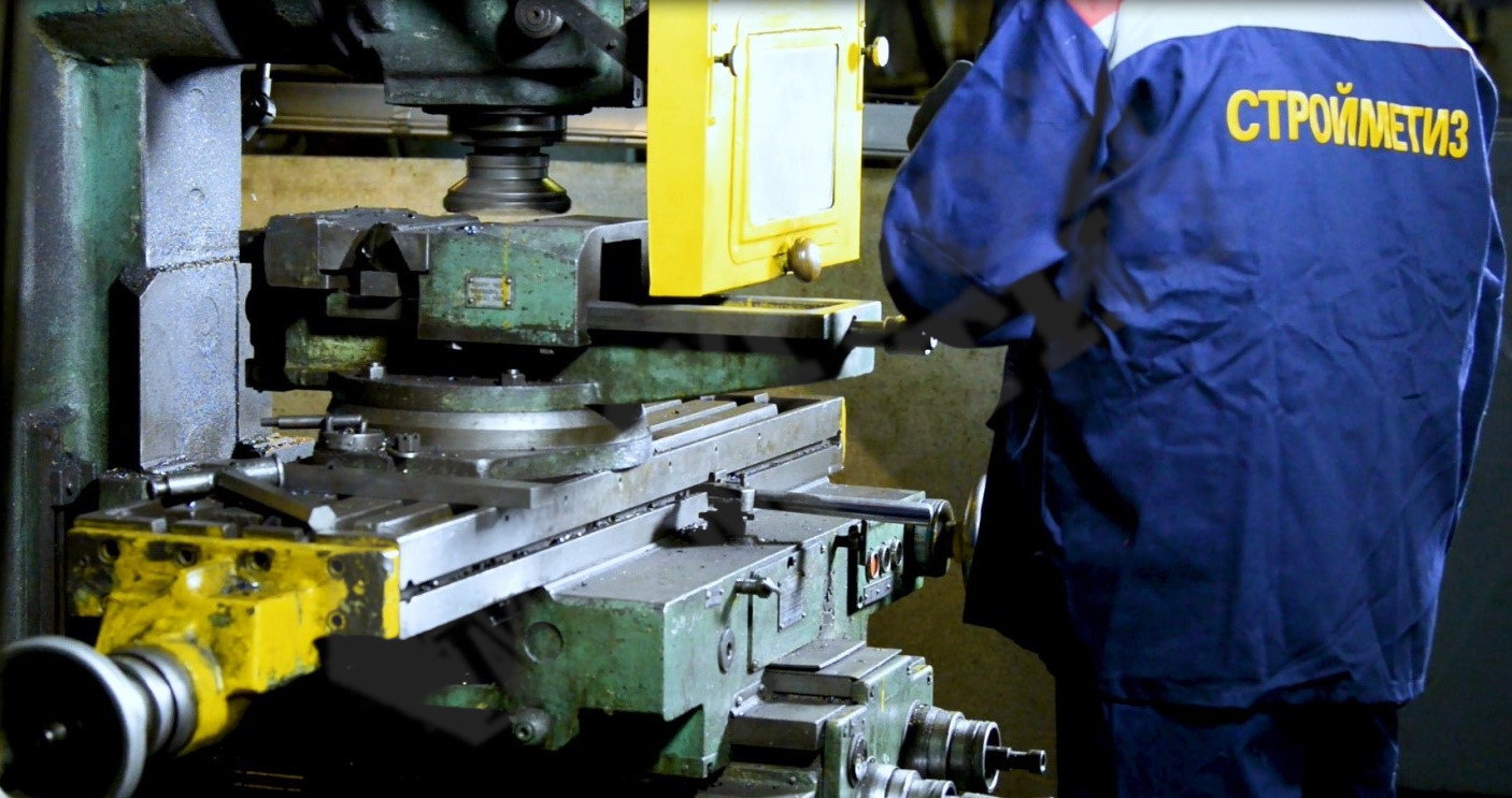 Рабочий на производстве крепежа